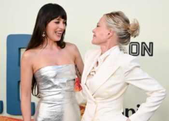 Dakota Johnson rrëfen pa dorashka si nëna saj e mësoi të jetë shumë sensuale dhe krenare për trupin