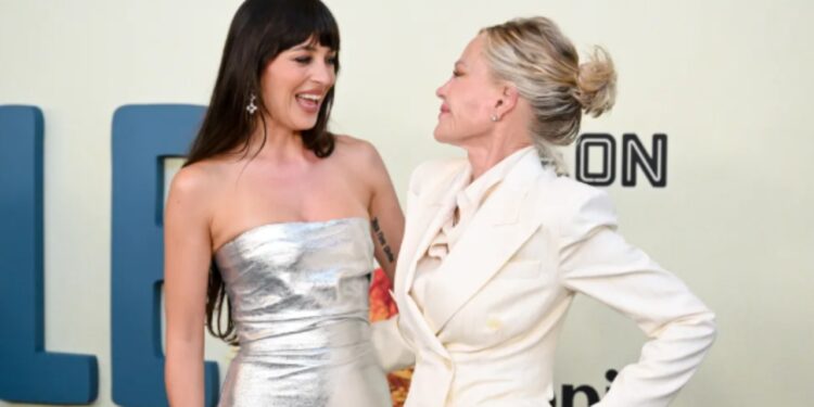 Dakota Johnson rrëfen pa dorashka si nëna saj e mësoi të jetë shumë sensuale dhe krenare për trupin