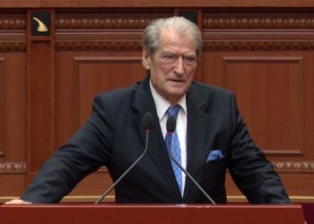 Debat në Kuvend: Berisha ndaj Ismailit: Kjo zonja ka kaluar zyrën e Agasit; i ndërpritet fjala kreut PD