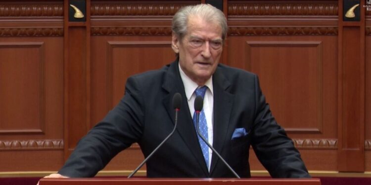 Debat në Kuvend: Berisha ndaj Ismailit: Kjo zonja ka kaluar zyrën e Agasit; i ndërpritet fjala kreut PD
