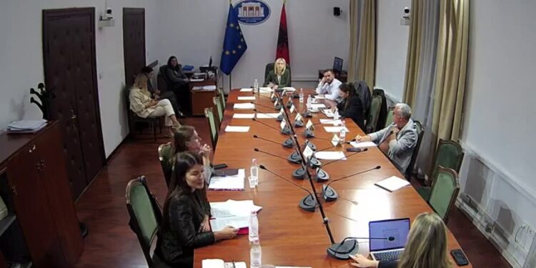 Debati për të drejtën e autorit: Nga afatet e përkthimit te pirateria, botuesit ngrenë shqetësimet në Kuvend