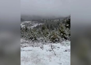Dëborë në malet e Tropojës; shiu sjell gurë e dhera në disa rrugë të Kukësit, qarkullimi pa probleme