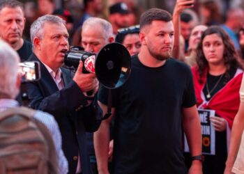 Dënimi i Hagës: Protesta edhe në SHBA, prefekti Shkëlqim Hajdari nga Times Square: Liri për çlirimtarët!