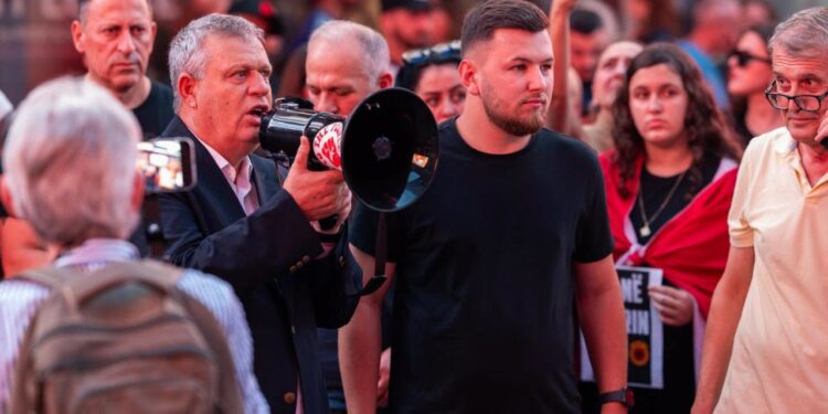 Dënimi i Hagës: Protesta edhe në SHBA, prefekti Shkëlqim Hajdari nga Times Square: Liri për çlirimtarët!