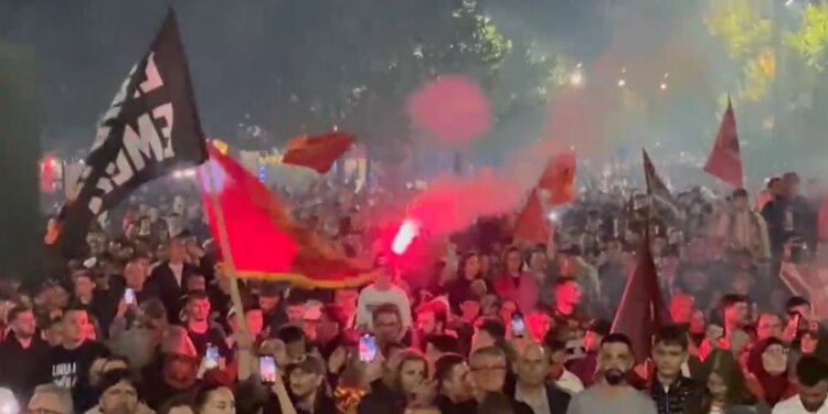 Dënimi i ish-liderëve të UÇK-së në Hagë, qytetarët protestojnë dhe mbushin rrugët e Prishtinës