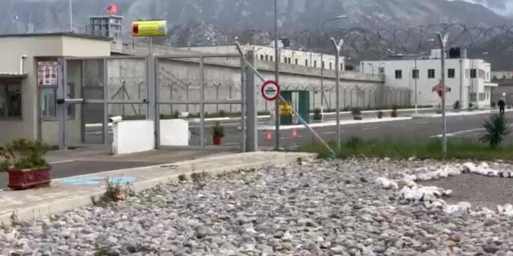 Dënuari që mbyti bashkëshorten me duar në 2015 vdes në Burgun e Reçit