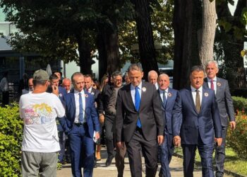 Deputetët e PD-së me stemën e UÇK-së në kostume i drejtohen Kuvendit dhe vendosin foton Ballukut në dyert
