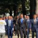Deputetët e PD-së me stemën e UÇK-së në kostume i drejtohen Kuvendit dhe vendosin foton Ballukut në dyert