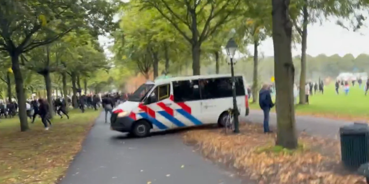 Dhunë dhe përplasje me policinë në protestën e ekstremit të djathtë në Hagë, arrestime