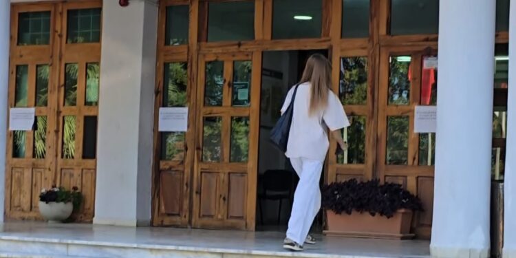 Diploma po, por më pak punë; Gratë dominojnë arsimin, por mbeten pas në punësim dhe paga të ulëta