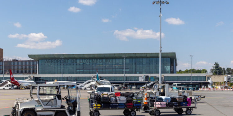 Dronë mbi aeroportin e Luksemburgut: Pezullohen fluturimet, 1,800 pasagjerë të prekur
