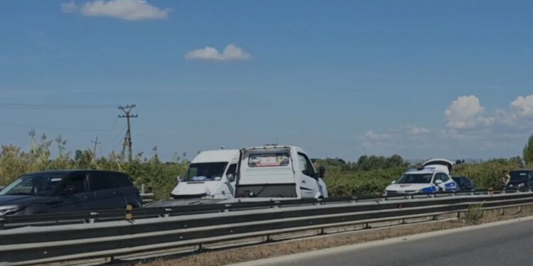 Dy automjete përplasen në aksin Lushnjë-Fier pranë fshatit Pirrë