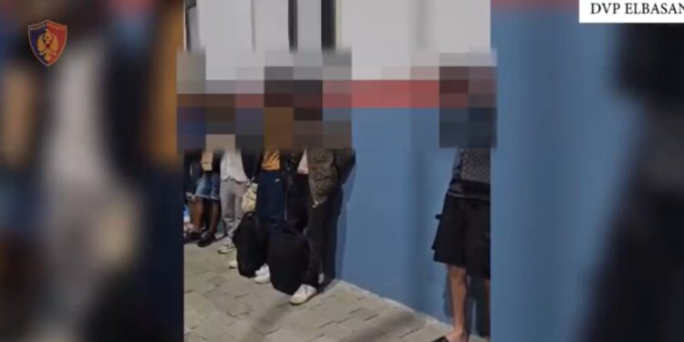 Dy persona arrestohen në Elbasan pasi tentuan të ndihmojnë emigrantët të kalojnë kufirin