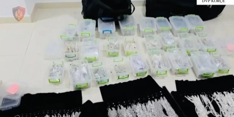 Dy persona në Korçë procedohen penalisht për shitje bizhuterish argjendi të dyshuara të kontrabanduara, sekuestrohen 27 kg