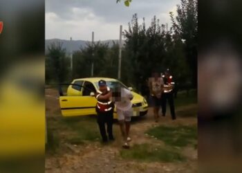 Dy të rinj arrestohen në Korçë pasi tentuan të hidhnin drogën nga makina për t'u shpëtuar policisë
