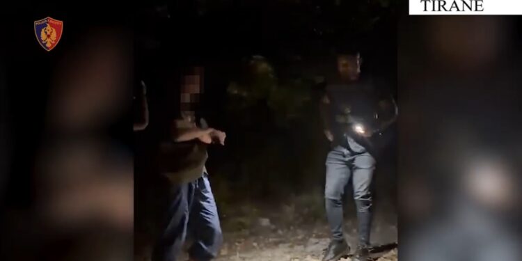 Dy turistë gjermanë humbin rrugën në terrenin malor pas Dajtit dhe ngecën në Qafë Mollë, ndërhyn Policia