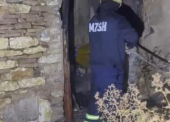 Dy zjarre brenda pak minutash në Gjirokastër, digjet automjeti dhe një kasolle në Dunavat