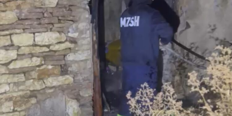 Dy zjarre brenda pak minutash në Gjirokastër, digjet automjeti dhe një kasolle në Dunavat