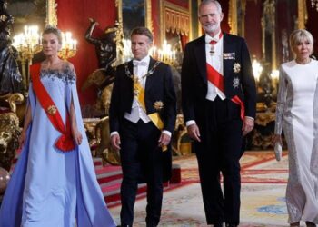 E gjithë vëmendja te Mbretëresha e Spanjës: 54-vjeçarja elegante në darkën madhështore me Emmanuel dhe Brigitte Macron
