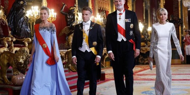 E gjithë vëmendja te Mbretëresha e Spanjës: 54-vjeçarja elegante në darkën madhështore me Emmanuel dhe Brigitte Macron