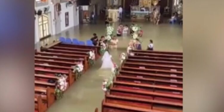 E pazakontë në Filipine, çifti kurorëzon dashurinë në kishë të përmbytur, dasma që po bën xhiron e rrjetit