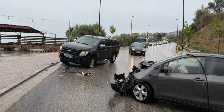EMRAT/ Në hyrje të Sarandës përplasen dy automjete, një person dërgohet në spital