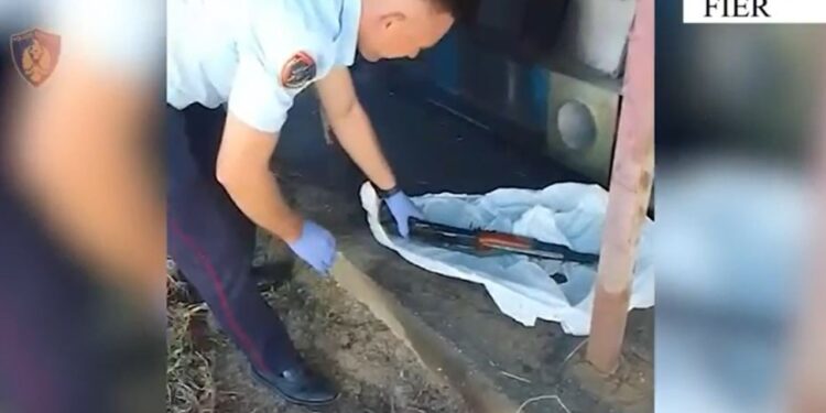 EMRI/ Arrestohet 64-vjeçari që posedonte armë zjarri dhe municion luftarak në banesë