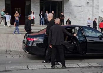 Edi Rama mbërrin në Korçë për takimin mbi reformën territoriale, i pranishëm edhe djali i tij Greg Rama
