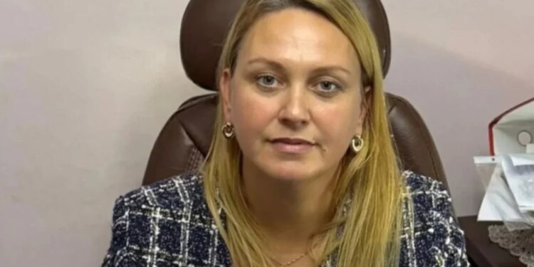 Elisabeta Mataj u arrestua për 700 mijë euro në Postën Shqiptare; burri bashkëpunëtor emërohet përgjegjës sektori Bashkia Durrës