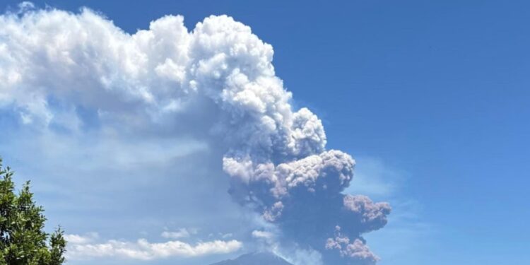 Etna rikthehet në alarm të kuq, hiri vullkanik drejtohet drejt jugut të Italisë dhe vështirëson fluturimet