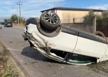 FOTO/ Aksident në aksin Fier-Lushnjë: automjeti del nga rruga dhe përmbyset, shoferi pa dëmtime