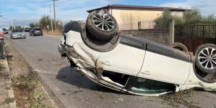 FOTO/ Aksident në aksin Fier-Lushnjë: automjeti del nga rruga dhe përmbyset, shoferi pa dëmtime