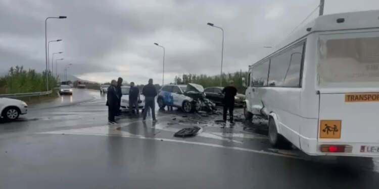 FOTO/ Aksident në aksin Lezhë-Shkodër: taksia përplaset me autobusin me mësues, plagosen tre persona