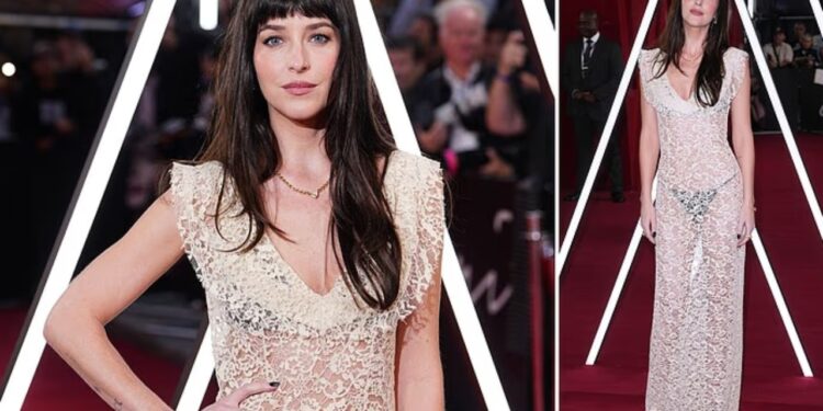 FOTO/ E gjithë vëmendja është te Dakota Johnson, fustani transparent i ekspozon të brendshmet e zeza
