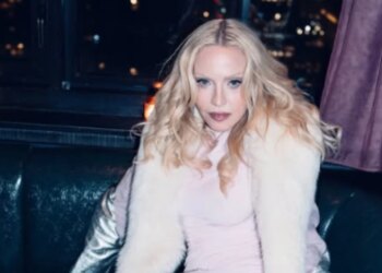 FOTO/ Madonna pozon me reçipeta transparente, provokon në moshën 68-vjeçare