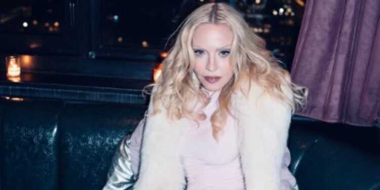 FOTO/ Madonna pozon me reçipeta transparente, provokon në moshën 68-vjeçare