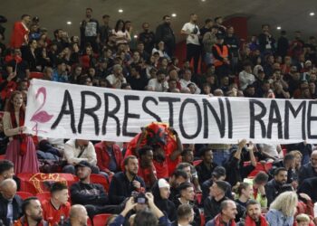 FOTO/ Nga Arrestoni Ramën te mbështetja për liderët e UÇK, pankartat politike tërheqin vëmendjen në ndeshjen e Kombëtares