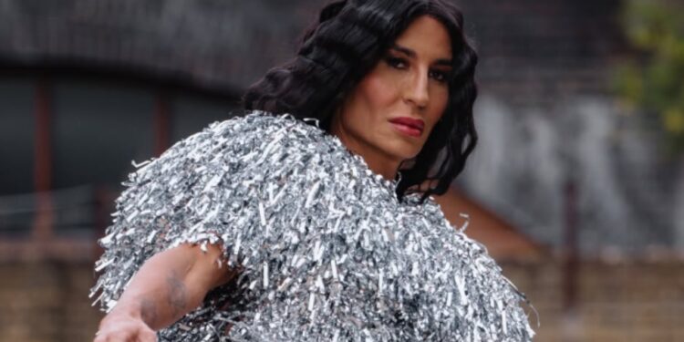 FOTOT/ Në London Fashion Week Elton Ilirjani shkëlqen dhe surprizon me daljen në argjend