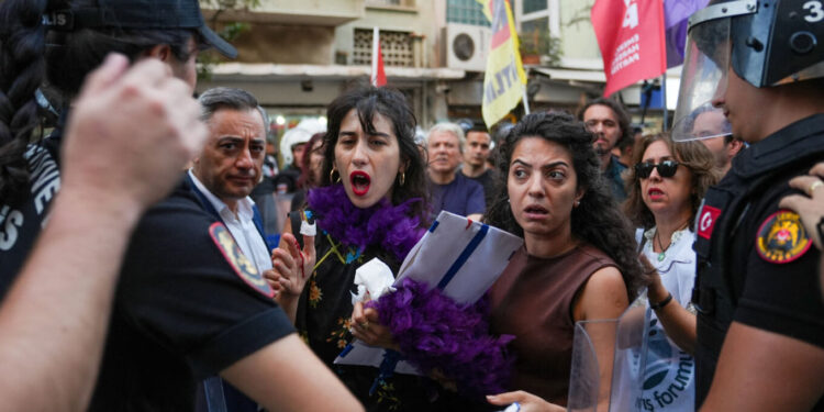 Familja ime është e sigurt / Mbi 150 arrestime pas protestës LGBTQ+ në Turqi, policia shpërndan tubimin në Stamboll