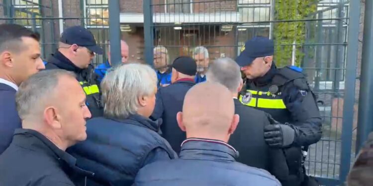 Familjarët e Hashim Thaçit dhe Rexhep Selimit hyjnë në gjykatë, në pritje të vendimit në Hagë