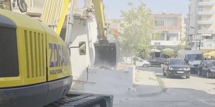 Fillojnë shembjet e para në Vlorë; projekti prek 25 objekte, banorët kërkojnë strehim social