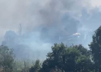 Flakët pushtojnë Kalivacin e Lezhës, ndërhyrje emergjente për të mbrojtur zonën e banuar