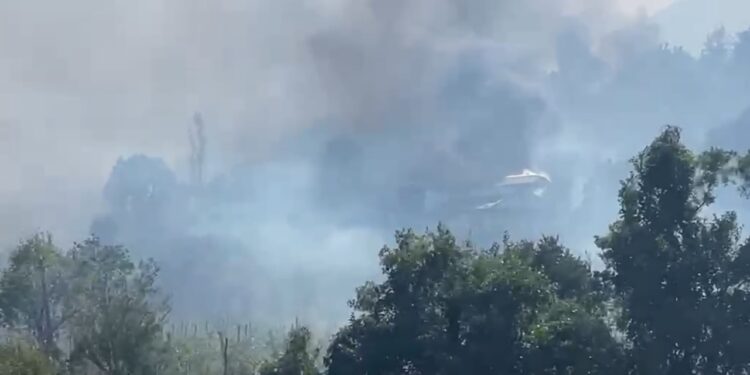 Flakët pushtojnë Kalivacin e Lezhës, ndërhyrje emergjente për të mbrojtur zonën e banuar