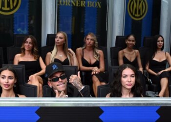 Foto/ I shoqëruar nga një duzinë vajzash, reperi italian rrëmben vëmendjen në Inter-Napoli