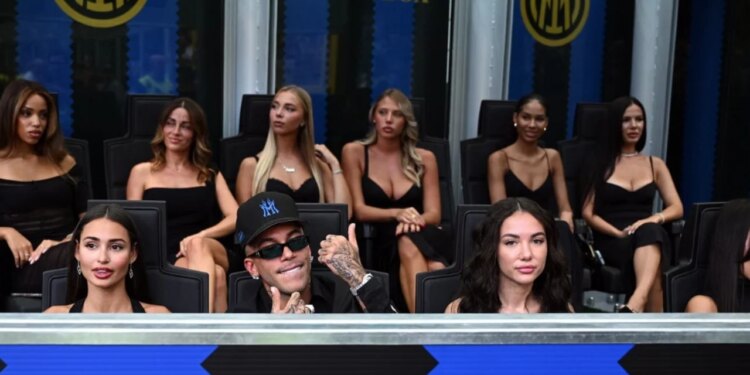 Foto/ I shoqëruar nga një duzinë vajzash, reperi italian rrëmben vëmendjen në Inter-Napoli