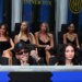 Foto/ I shoqëruar nga një duzinë vajzash, reperi italian rrëmben vëmendjen në Inter-Napoli
