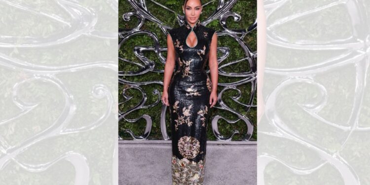 Foto/ Kim Kardashian mahnit me një fustan të zi YSL në galanë e muzeut George Lucas