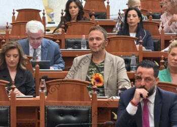 Foto-lajm/ Deputeti i PS Ermal Pacaj shfaqet në Kuvend me bluzën e UÇK-së