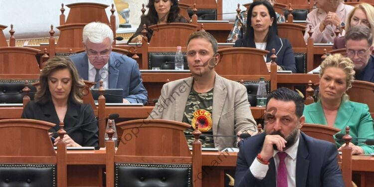 Foto-lajm/ Deputeti i PS Ermal Pacaj shfaqet në Kuvend me bluzën e UÇK-së