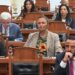 Foto-lajm/ Deputeti i PS Ermal Pacaj shfaqet në Kuvend me bluzën e UÇK-së